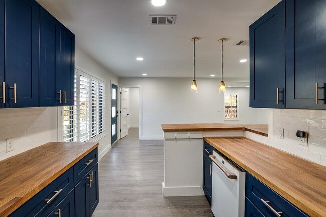 Building Photo - 1043 Springdale Rd