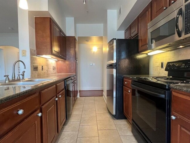 Building Photo - DEAL!! Get $500 off your move-in costs! Valid for new leases with a start date on or before Decem...