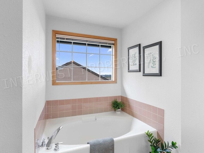 Building Photo - 4+ Bedroom Tigard Home With a Beautiful Vi...