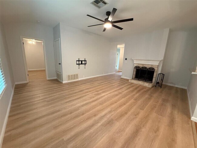 Building Photo - 2125 Kaiser Dr
