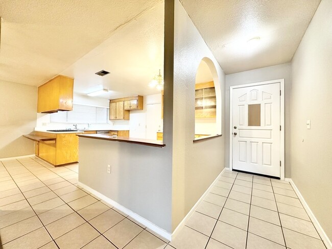 Building Photo - Beautiful 3 bedroom 2 bathroom Sacramento !