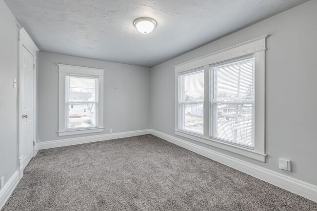 Building Photo - 206 5th St