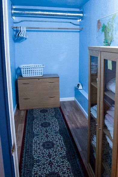 Very large storage closest - 4766 Geranium Pl