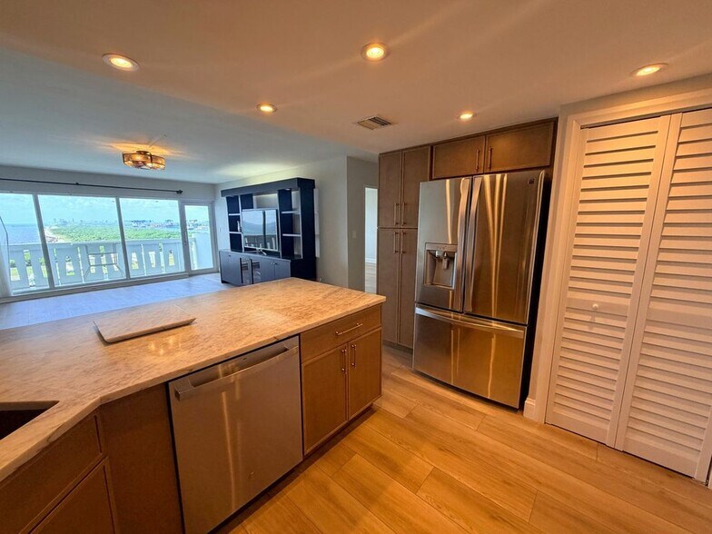 Building Photo - 2100 S Ocean Dr