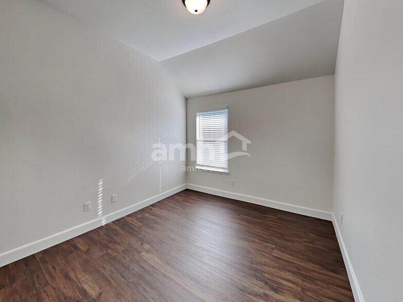 Building Photo - 215 Buckskin Dr