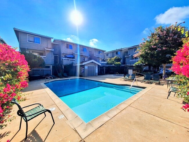 Building Photo - Beautiful Two-Story Condo With Pool, Hot T...