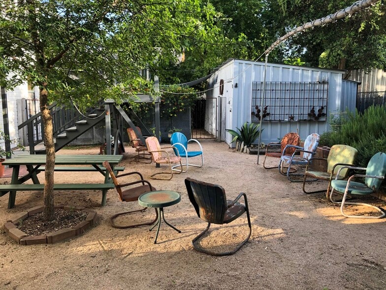 Large backyard - 704 E Guenther St