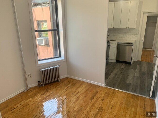 Building Photo - 717 9th Ave