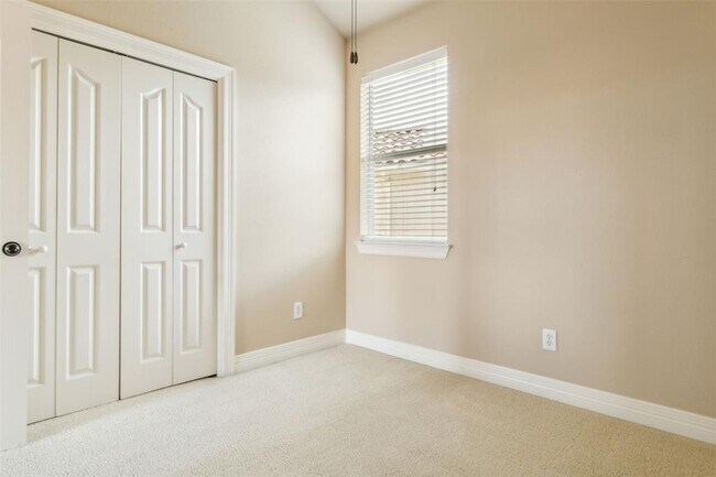 Building Photo - 15528 Interlachen Dr