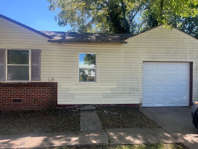 Building Photo - 528 E 49th Pl N