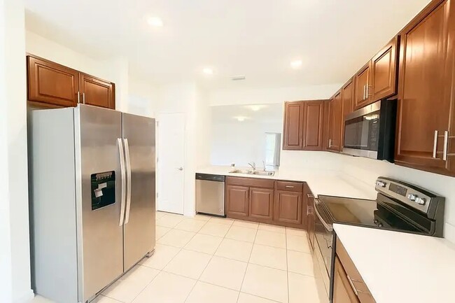 Building Photo - 2220 NE 5th Ave