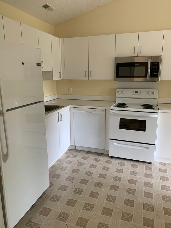 Kitchen - 6680 Ridgefield Cir