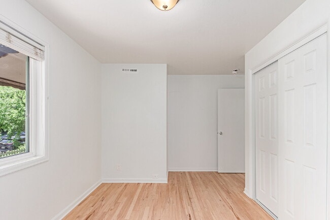 Building Photo - Charming Upper Unit Duplex in the Heart of Englewood!