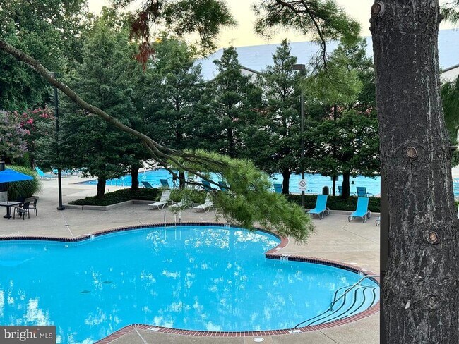 Building Photo - 1800 Old Meadow Rd