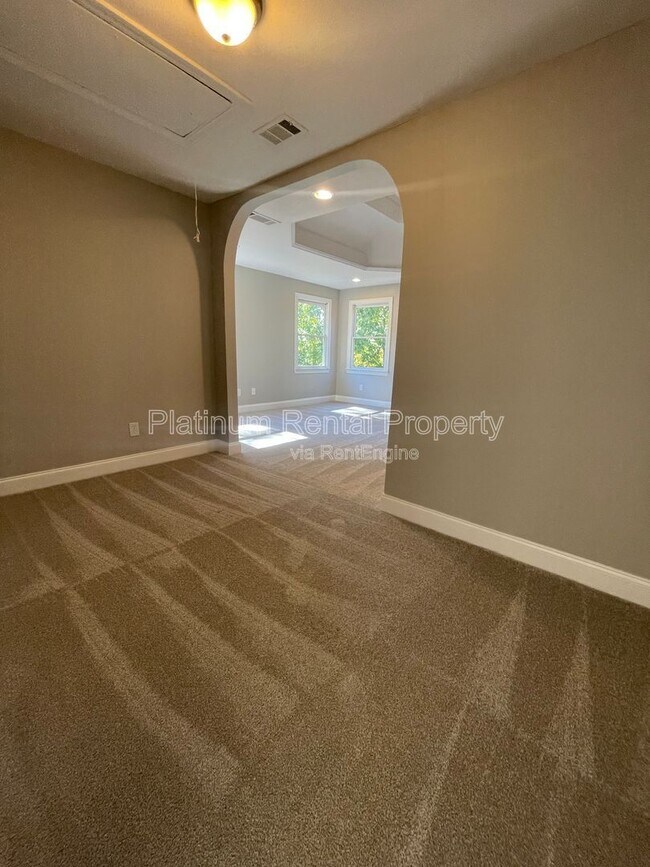 Building Photo - 1305 Smithdale Heights Dr