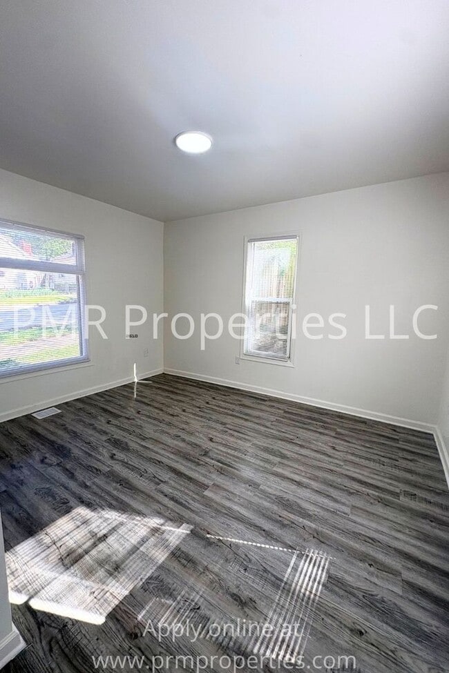 Building Photo - 3 Bedrooms / 1 Bathroom House