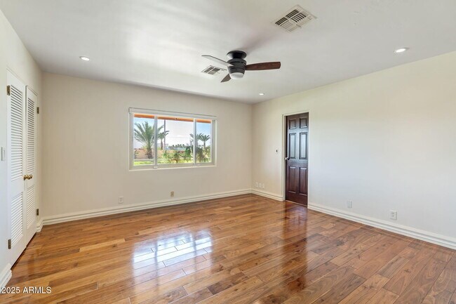 Building Photo - 5310 E Camelback Rd
