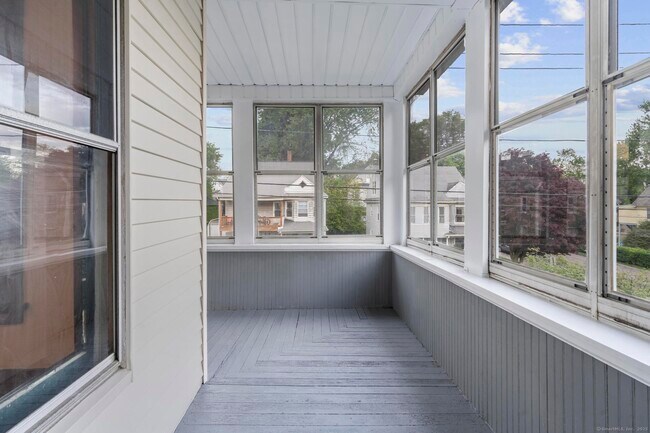 Building Photo - 32 Oak Ave