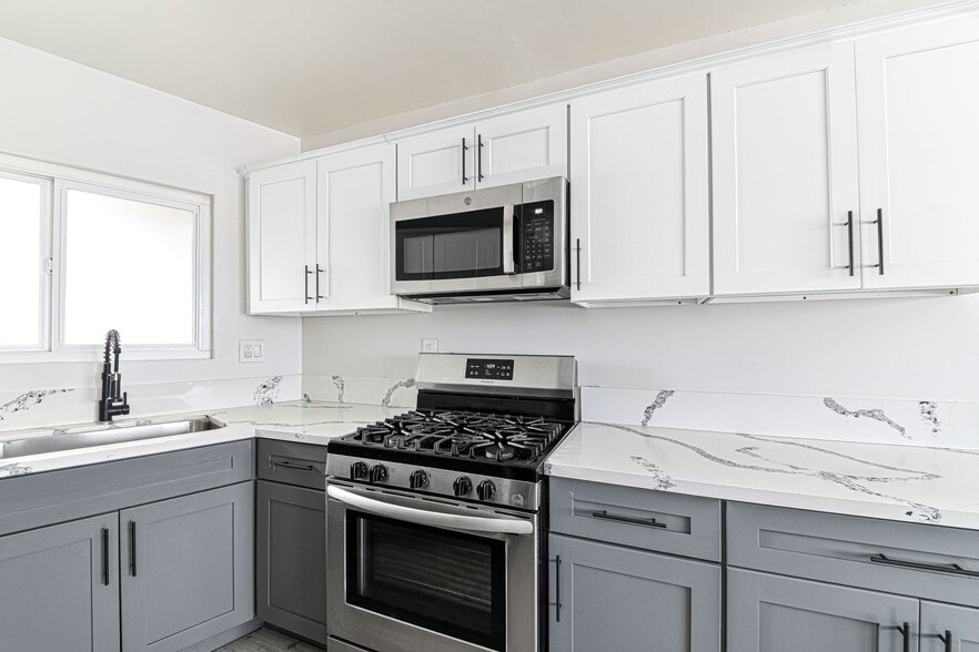 Building Photo - 125 E Spring St