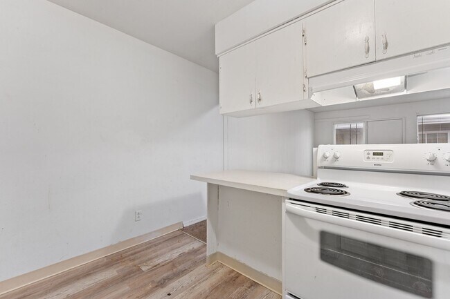 Building Photo - 2BR with dishwasher, on site laundry!