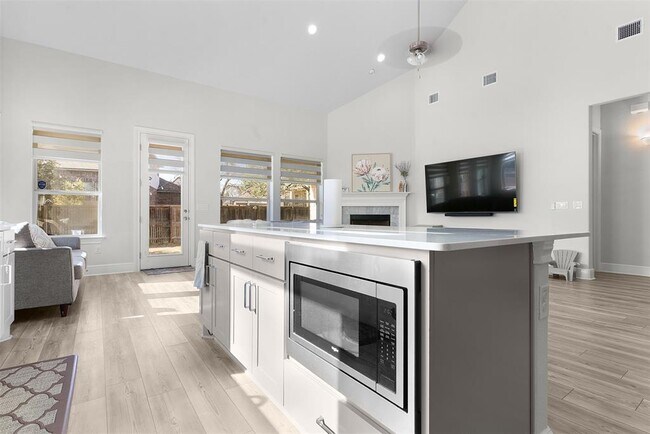 Building Photo - 3203 Scenic Valley Dr