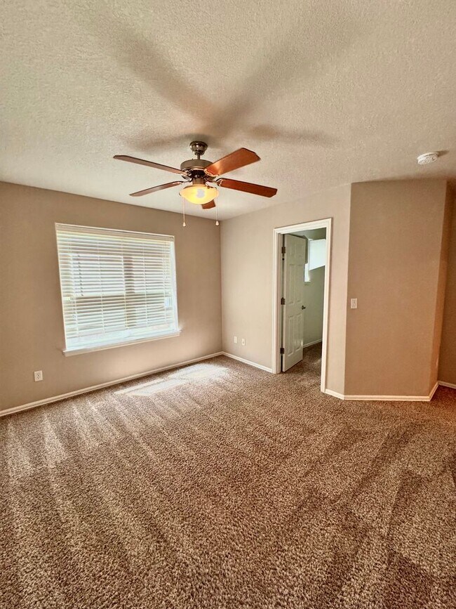 Building Photo - Beautiful Pet Friendly South Corvallis Home