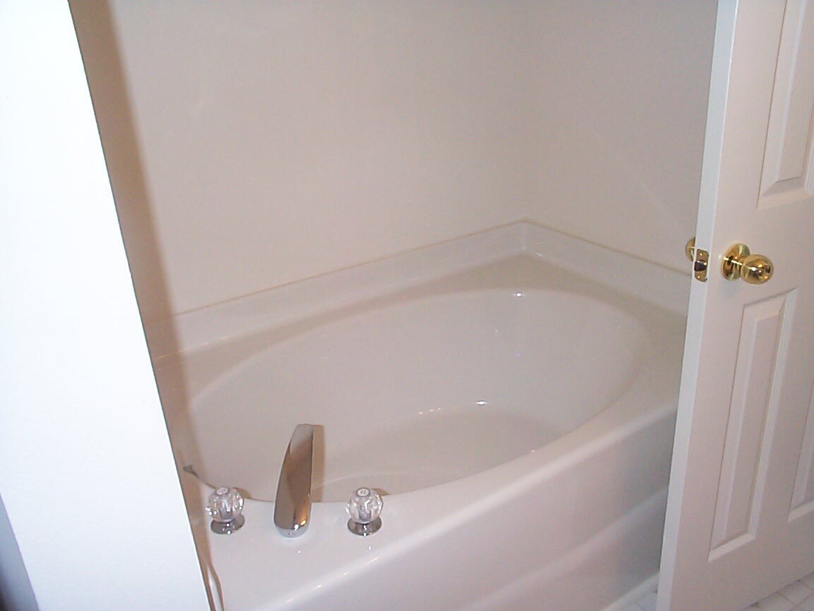 Master bathroom tub Note this pic was taken before the walls were painted - 6434 Ziegler Ln