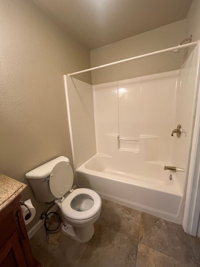 Building Photo - 3-Bedroom 2.5-Bathroom home in Eugene