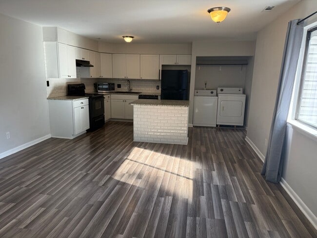 Building Photo - RARE - Finley Forest Gem in Chapel Hill - 2 Bedrooms – Available Aug 10!