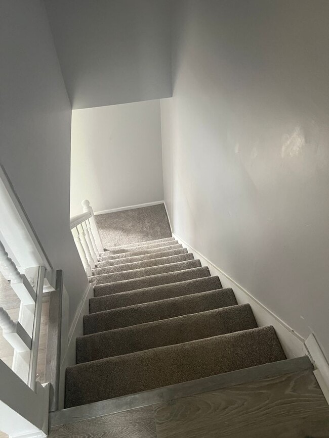 Building Photo - UPDATED 2 BEDROOM TOWNHOUSE WITH COMMUNITY POOL