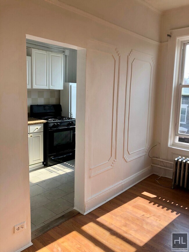 Building Photo - Top Floor Alcove Studio