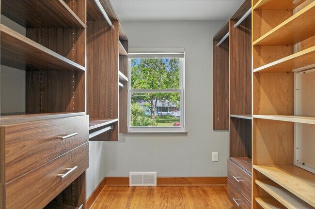 Building Photo - 712 Collegewood St