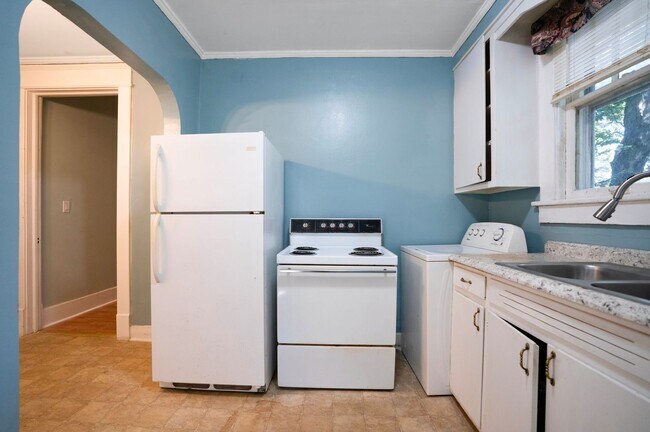 Building Photo - Charming Historic 2BR Apartment with Garag...