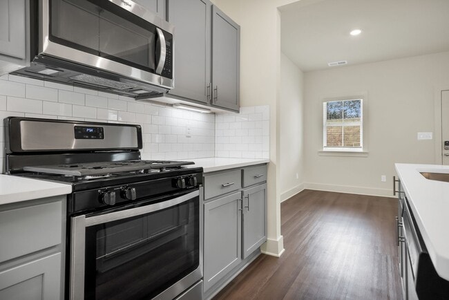 Building Photo - One Bedroom Cottage with Fenced Backyard!