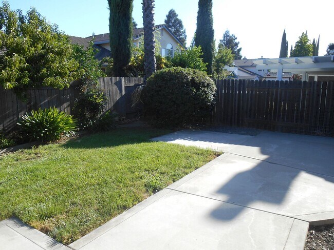 Building Photo - Wonderful 3 Bedroom home with 3 car garage.