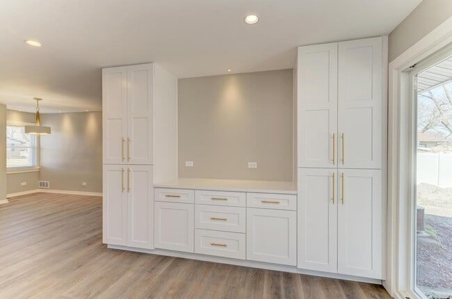 Building Photo - 935 Elmwood Ln