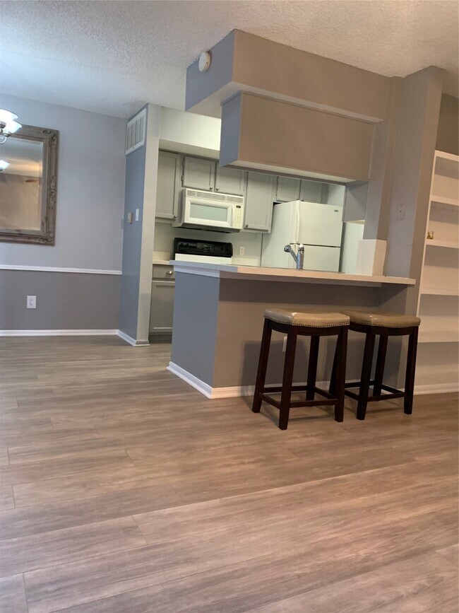 Building Photo - 11201 Lynbrook Dr