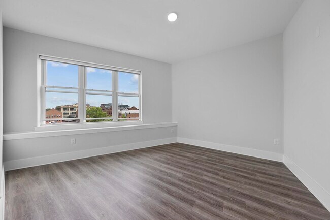 Building Photo - 660 Grand St