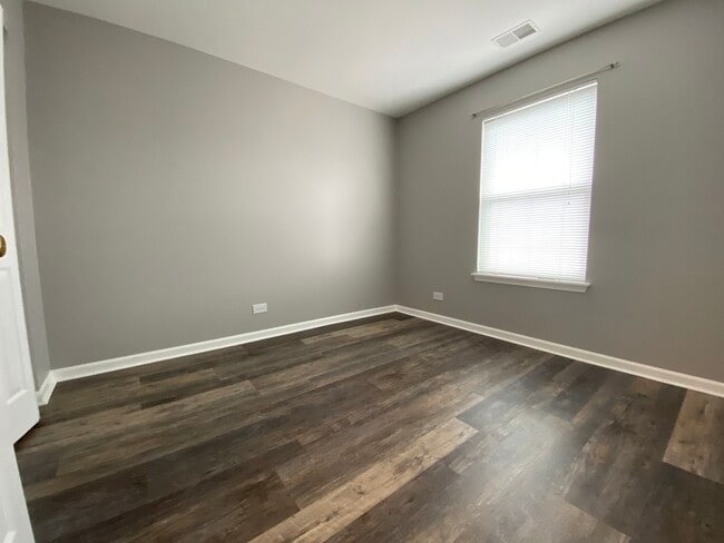 Building Photo - 1105 N Claremont Dr