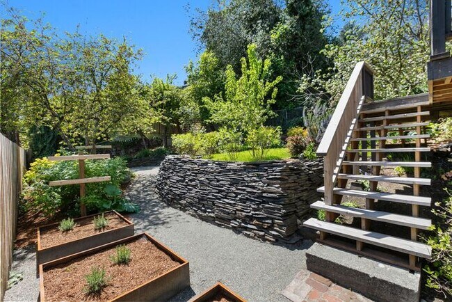 Building Photo - Charming AIR CONDITIONED Leschi Craftsman