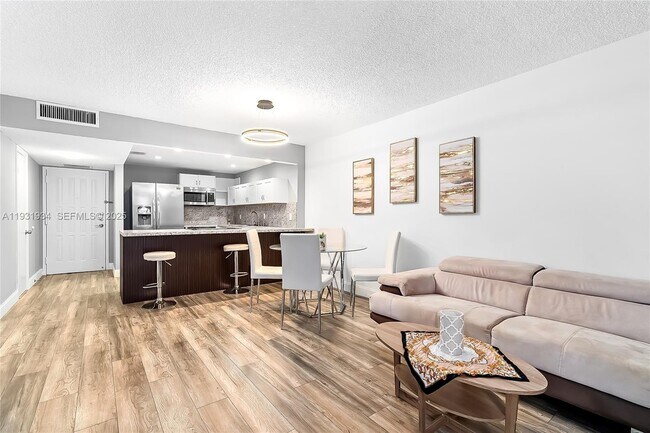 Building Photo - 400 Leslie Dr