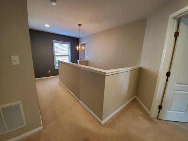 Building Photo - Executive home located near Bellbrook
