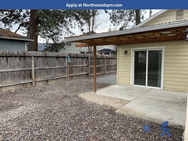 Building Photo - Newly Renovated 2 Bedroom 1 Bath Home Central Point