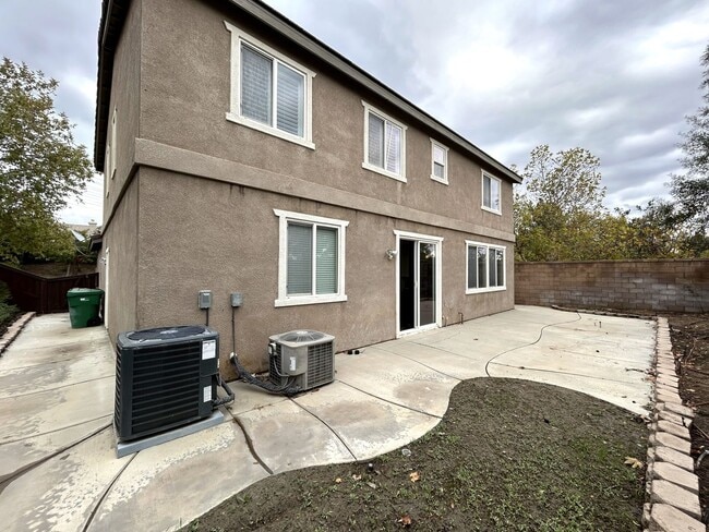 Building Photo - AVAILABLE NOW!! Fully Furnished 5 Bedroom 2.5 Bathroom Two Story Home in Beaumont!!