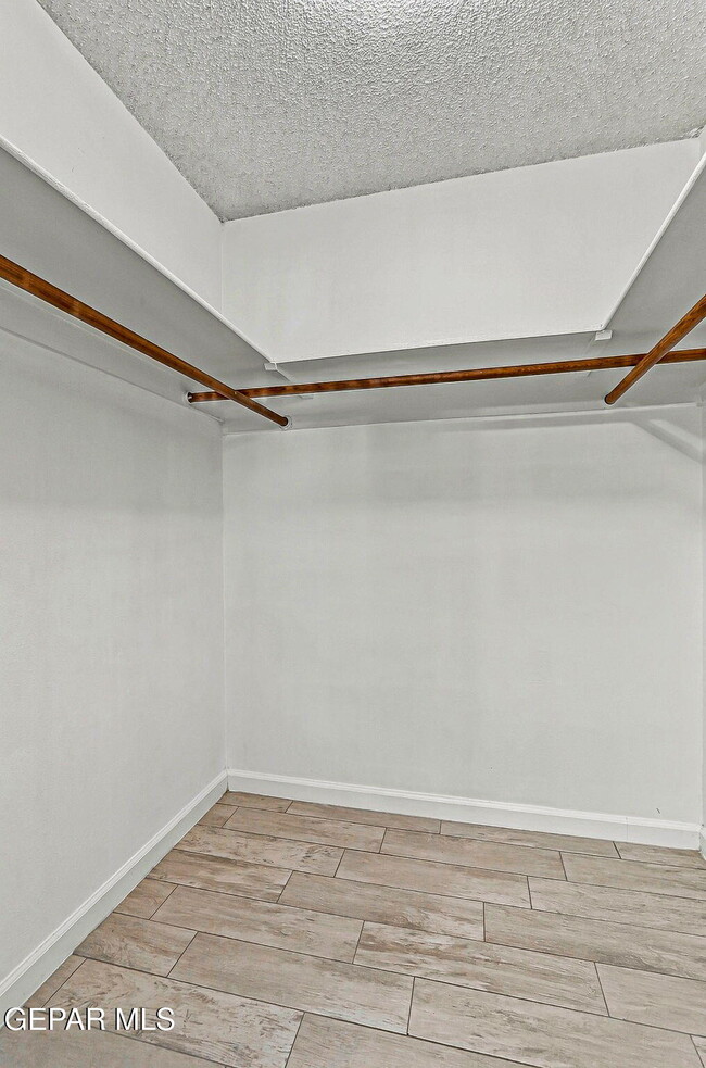 Building Photo - 204 Cutlass Dr
