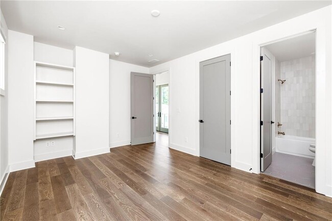 Building Photo - 10900 Serenbe Ln