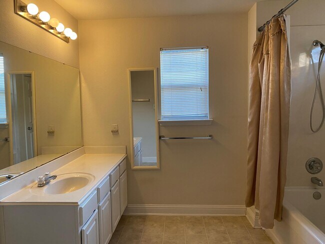 Building Photo - 518 Remington Chase Ct