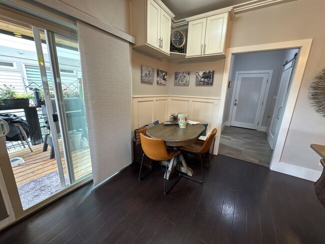 Building Photo - FULLY FURNISHED ALL-INCLUSIVE STUNNING HOM...
