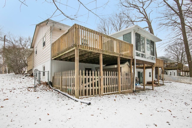 Building Photo - 5671 Christie Ave - Gorgeous 4 Bed