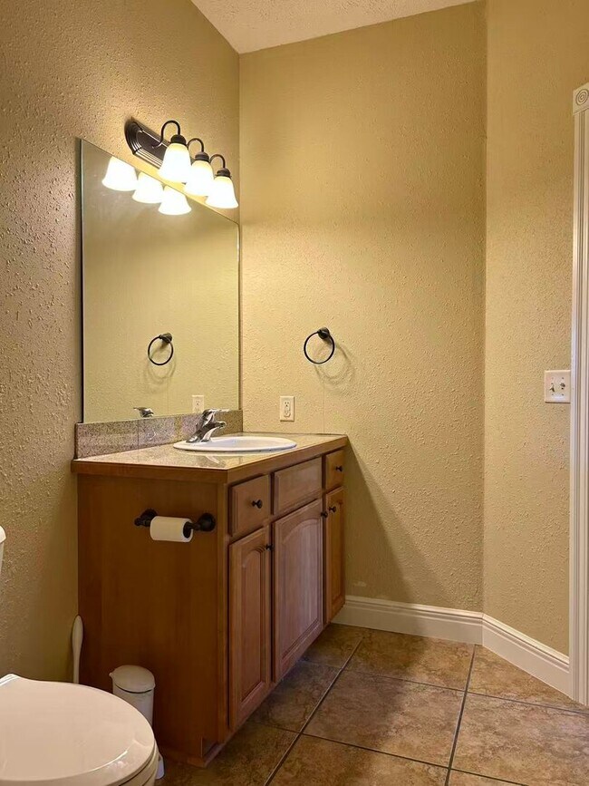 Building Photo - 5 bedroom and 3 bathroom two level house